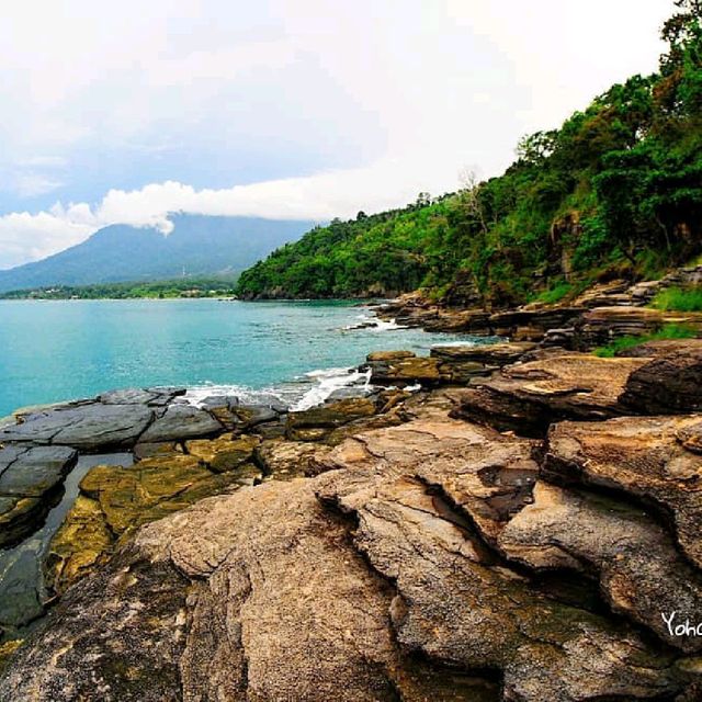 pantai batu lapis