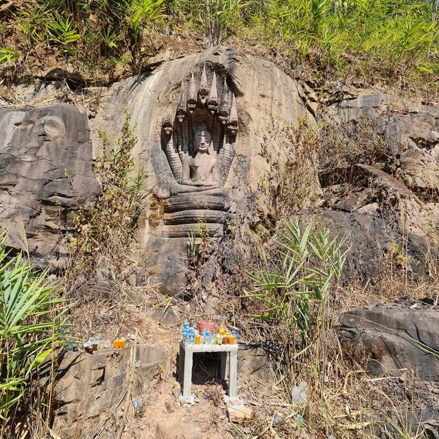 หีนแกะสลักพระพุทธรูป ตามเส้นทาง 1E