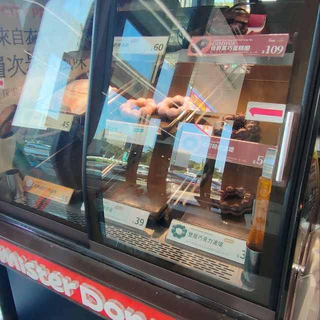 7-11銅高門市-博客來、甜甜圈、舒適座位區