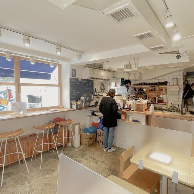 《 西 貢 日 系 木 感 咖 啡 店 》