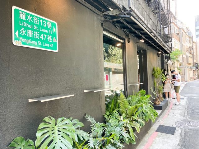 什麼！香菜入豆花~白水豆花正式回歸永康街｜宜蘭來台北的經典甜品 豆花加上香菜跟花生粉｜特殊口感豆花很奇特