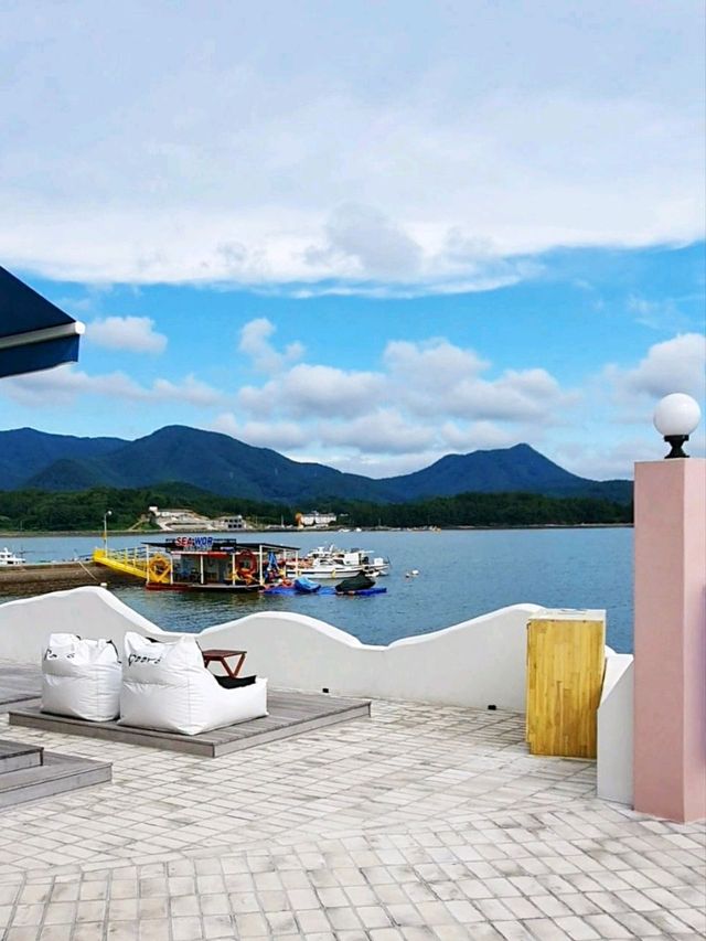 그림같은 하늘과 바다가 맞닿은 산토리니풍 카페 도어스⛵️