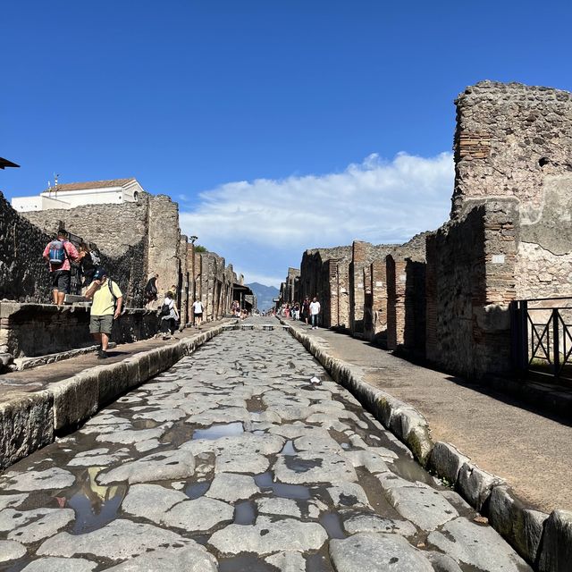 Walking in the suggestive rests of Pompeii 