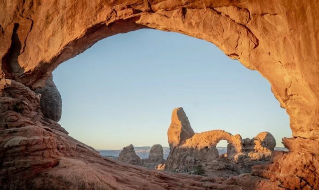 The Arches National Park in the United States, known as the "Red Rock Wonderland", gathers the most beautiful natural arches in the world.