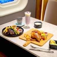 今次介紹比你呢間係新開的CABIN CREW COFFEE，以航空為主題，有侯機室+飛機艙做室內裝潢，勁啱打卡，最特別係卡位有飛機窗，打開見到富士山，係度影返張相扮去旅行都正啦！