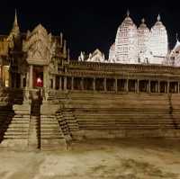 วัดพระศรีรัตนศาสดาราม ยามค่ำคืน 