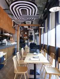 輕鐵旁的木系Cafe 