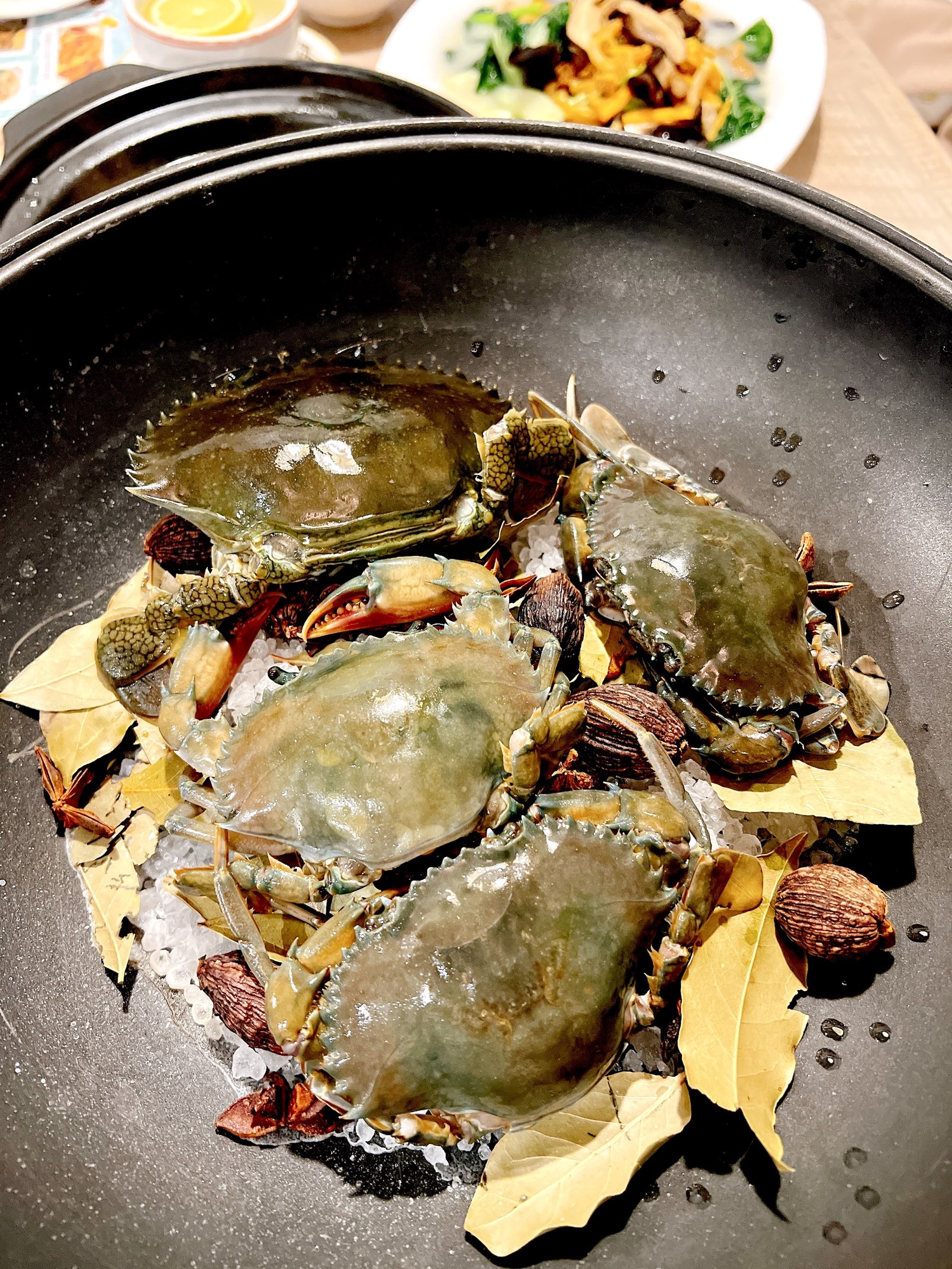 銅鑼灣任食爆膏鹽焗奄仔蟹 Trip Com 香港trip Moments 貼文