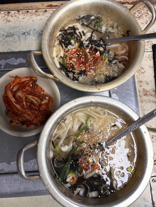 韓国/ソウル【乙支路3街】超ローカル！50年の伝統を持つ鶏丸々1羽とカルグクスが人気のお店🤍