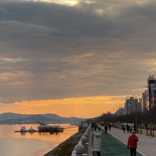 요즘은 산책도 바닷가에서 한다며 ? | 목포 평화광장