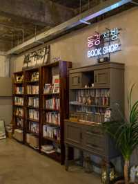 제주 애월 조용한 책방카페,동경앤책방📚