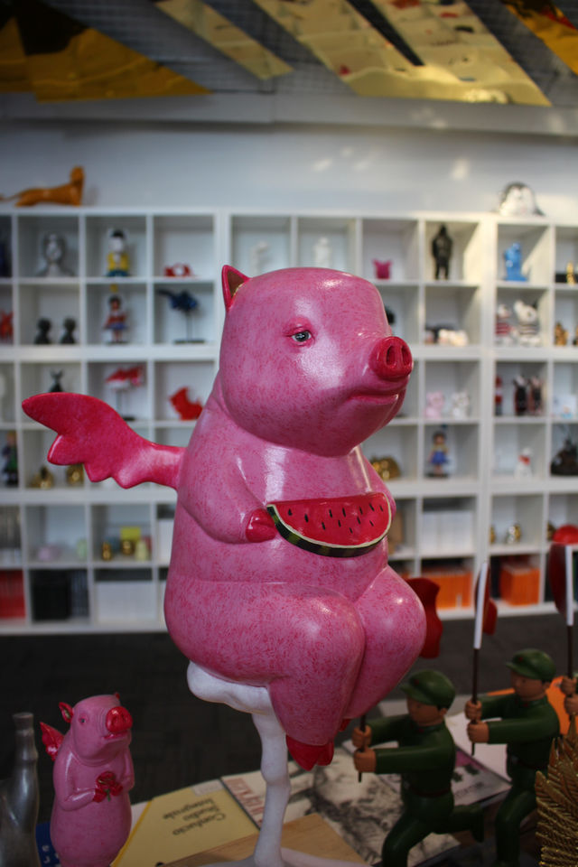 Enjoy shopping and art 