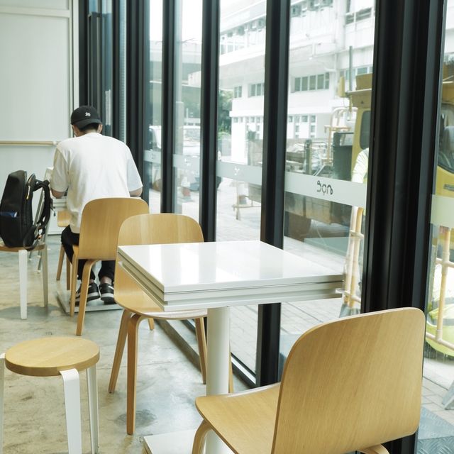 電車軌旁的極簡咖啡店