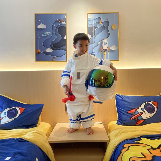 Holidayinn親子太空主題房，包2餐及餐飲卷