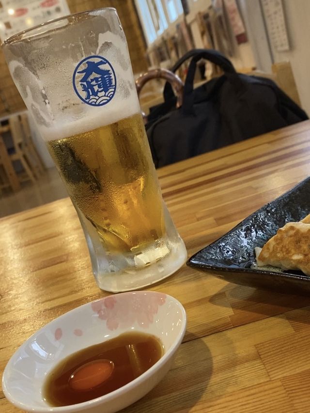 那覇🌴ハッピーアワーが魅力的❤️本格ギョーザと生ビール！