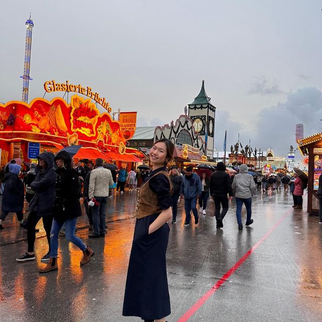 Gigantic Beers at Oktoberfest 啤酒節 Munich