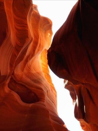 Go to the narrowest and most magical Antelope Canyon in the world to enjoy the magical and colorful colors.