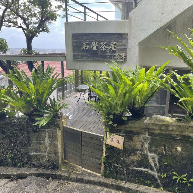 首里城まで続く石畳道をゆっくりと歩く