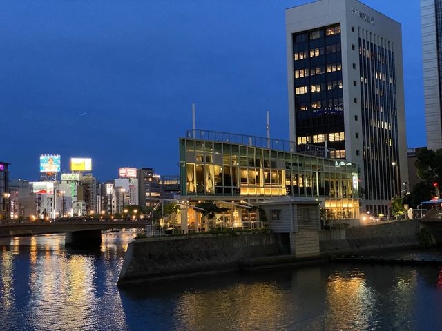 那珂川の水辺で休憩。福岡の夜景も楽しめます。