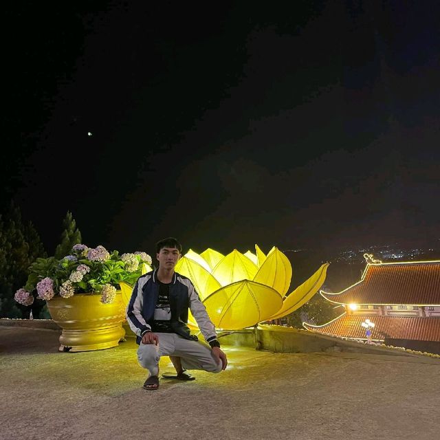 Ba Vàng sống cả ngày lẫn đêm. 