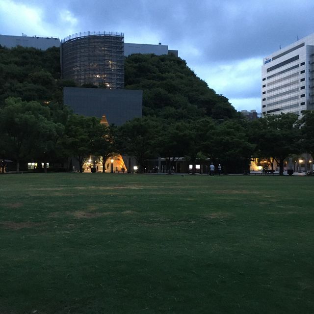 都会の緑地【天神中央公園】