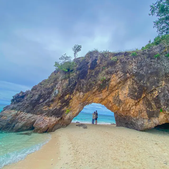 เกาะไข่ น้ำใส หนึ่งในจุดพักของเรือทางไป เกาะลีแปะ