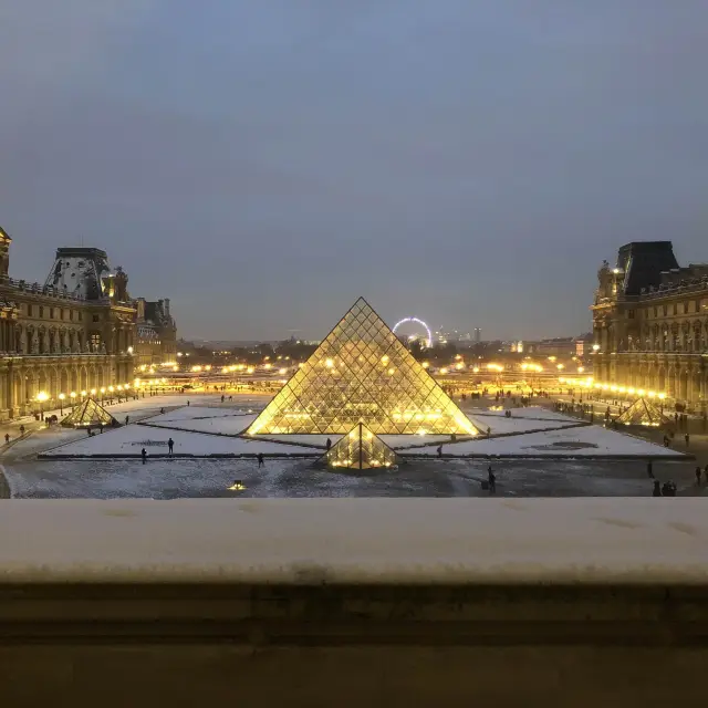 투명한 유리 피라미드를 품고 있는 파리의 심장!!! 루브르 박물관으로 모두 집합~!