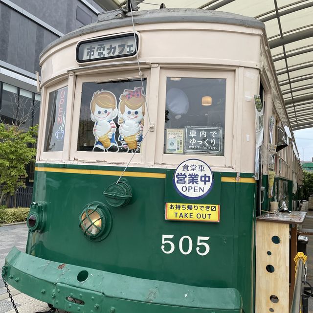 吊り革が食べれる市電でカフェ