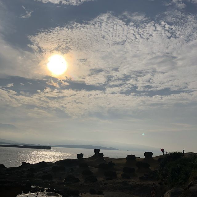 여왕머리바위를 볼 수 있는 대만 예류지질공원 
