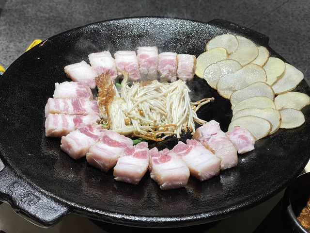 [대전 봉명동] 솥뚜껑 삼겹살의 미친 비주얼 - 세겹식당