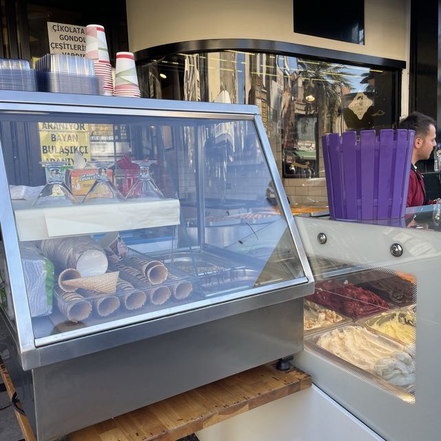土耳其遊記 Izmir 開24小時的雪糕店 Küncü Fırın Çankaya 