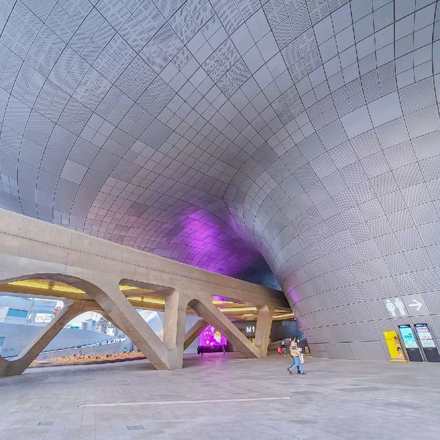 동대문 디자인 플라자, 이색적인 우주선 감성