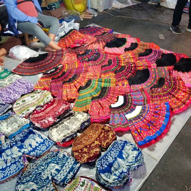 เดินเที่ยวตลาดมืด หลวงพระบาง