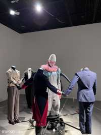 모순되는 삶을 나타내는 전시회, 완전한 순간_불완전한 세계 