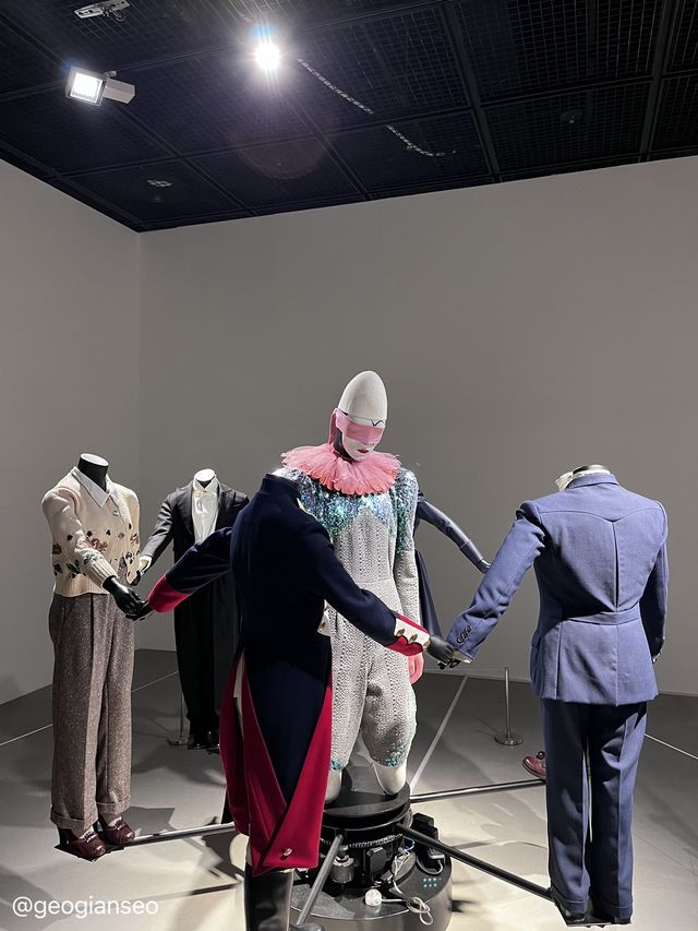 모순되는 삶을 나타내는 전시회, 완전한 순간_불완전한 세계 