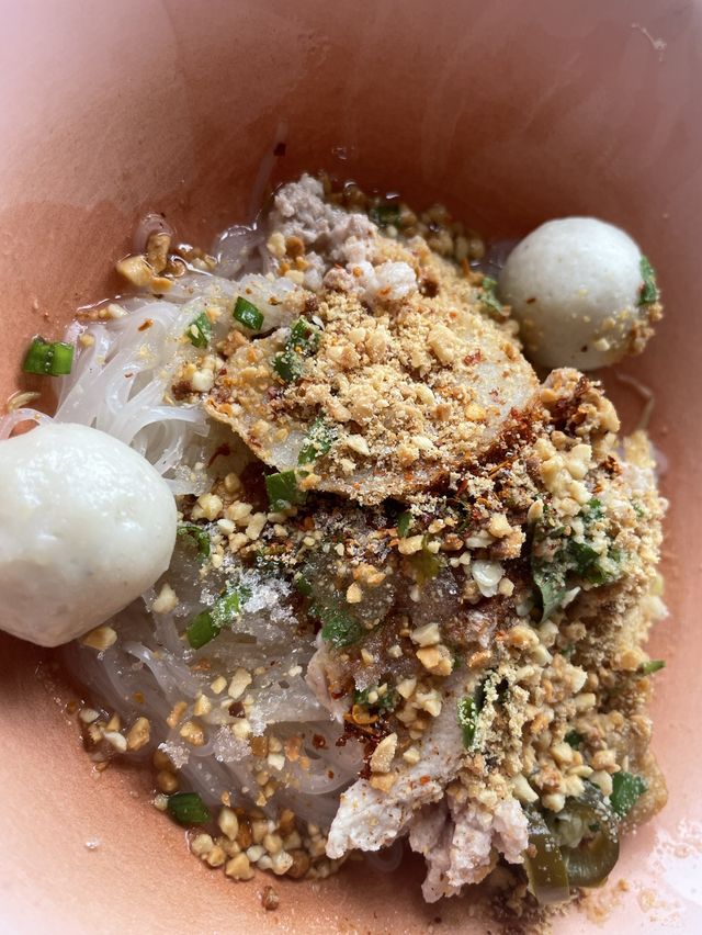 ก๋วยเตี๋ยวลูกชิ้นปลาลือชา แถวสมเด็จเจ้าพระยา