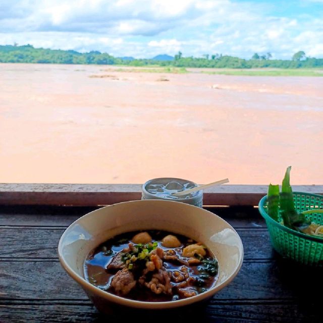 ร้านก๋วยเตี๋ยวเรือพันโขด หนองคาย