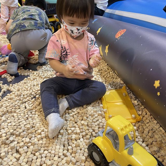 期間限定充氣彈床！