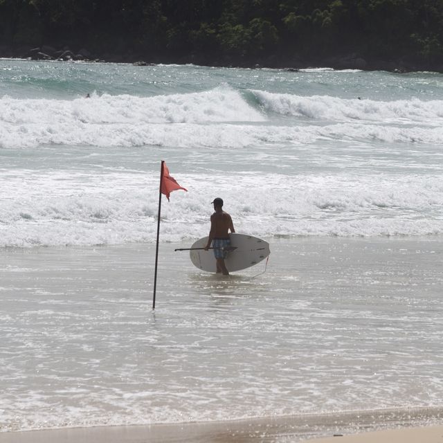 เดินเล่นริมหาดกะตะ หาดในดวงใจของเหล่านักเซิร์ฟ