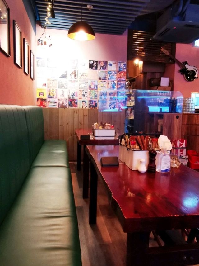 必食炸雞窩夫的酒吧餐廳