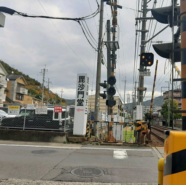 京都の紅葉スポット「毘沙門堂」