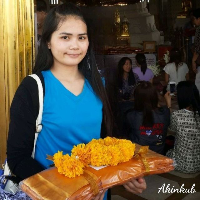 กราบสักการะพระพุทธมหาสุวรรณปฏิมากร