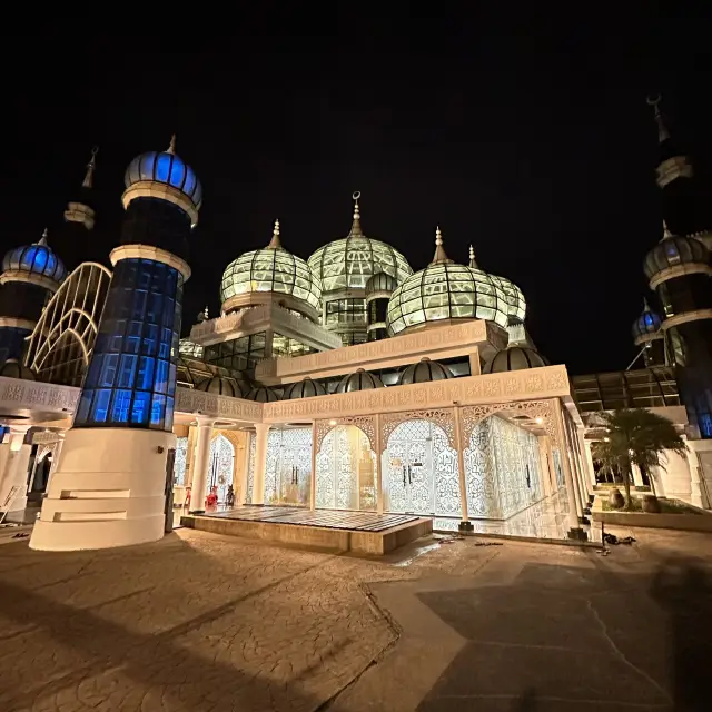 Peaceful and Stunning Mosque