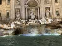 Fall - night out at Fontana di Trevi 🇮🇹 