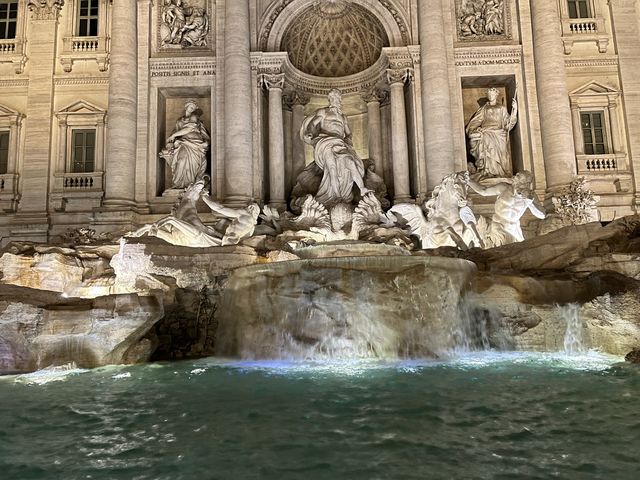 Fall - night out at Fontana di Trevi 🇮🇹 