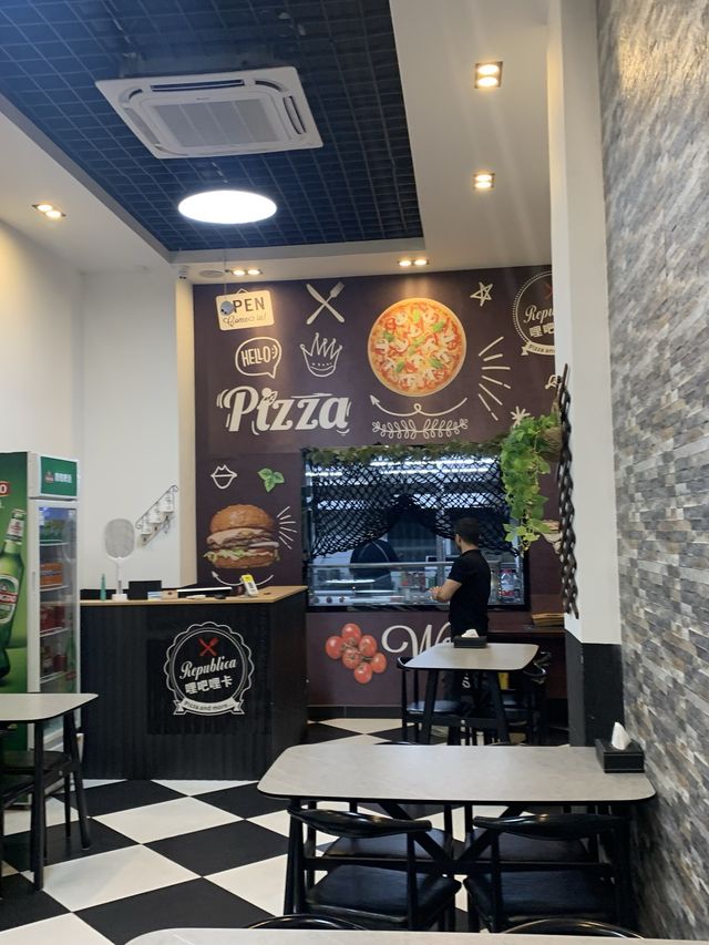 Pizza Republica in Dadonghai Sanya