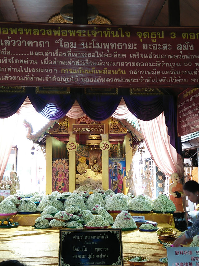 วัดพระธาตุดอยคำ  เลื่องชื่อหลวงพ่อทันใจ
