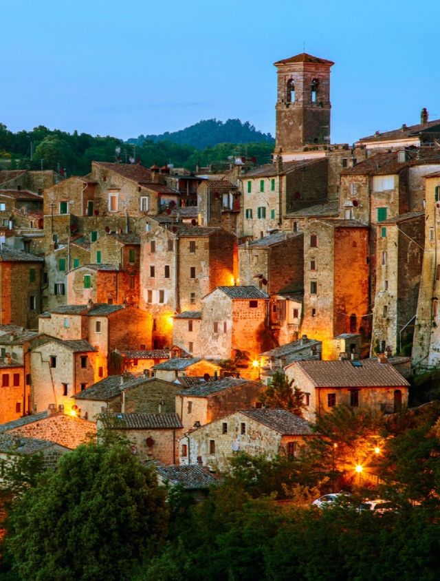 Italian Tuscan town 👒 Let's go after reading this.