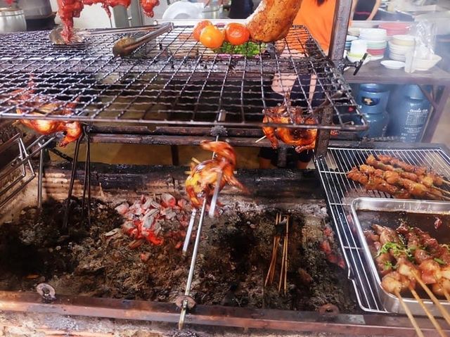หมูรมควันหอมๆ จานใหญ่ๆ ที่ถลางภูเก็ต