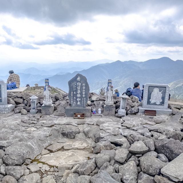 春の塔ノ岳山頂